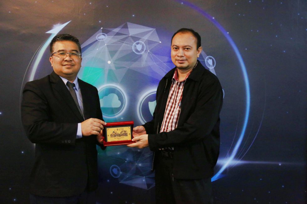 LAWATAN PENANDA ARAS DAN PERBINCANGAN ATTACHMENT, UNIVERSITI MALAYSIA PAHANG (UMP) KE UTMDigital