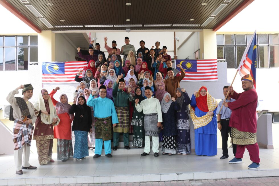 Sesi Bergambar Warga UTMDigital, UTM Johor Bahru Bersama Pengarah UTMDigital- Sempena Dengan Sambutan Hari Kemerdekaan Ke 63 Dan Sambutan Hari Malaysia 2020